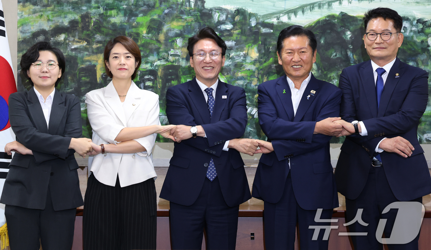(서울=뉴스1) 오대일 기자 = 더불어민주당 당권에 도전하는 김보미(왼쪽부터)·고민정·김민석·정청래·송영길 후보가 21일 서울 중구 서울시의회에서 열린 당대표 후보자 초청 간담회에 …