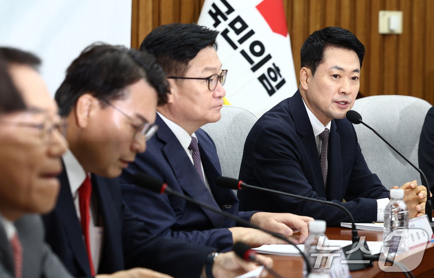 (서울=뉴스1) 김민지 기자 = 장동혁 국민의힘 대표가 21일 오전 서울 여의도 국회에서 열린 제9회 전국동시지방선거 투표용지 부족사태 등 국민참정권 침해 진상규명 및 선거관리 개 …