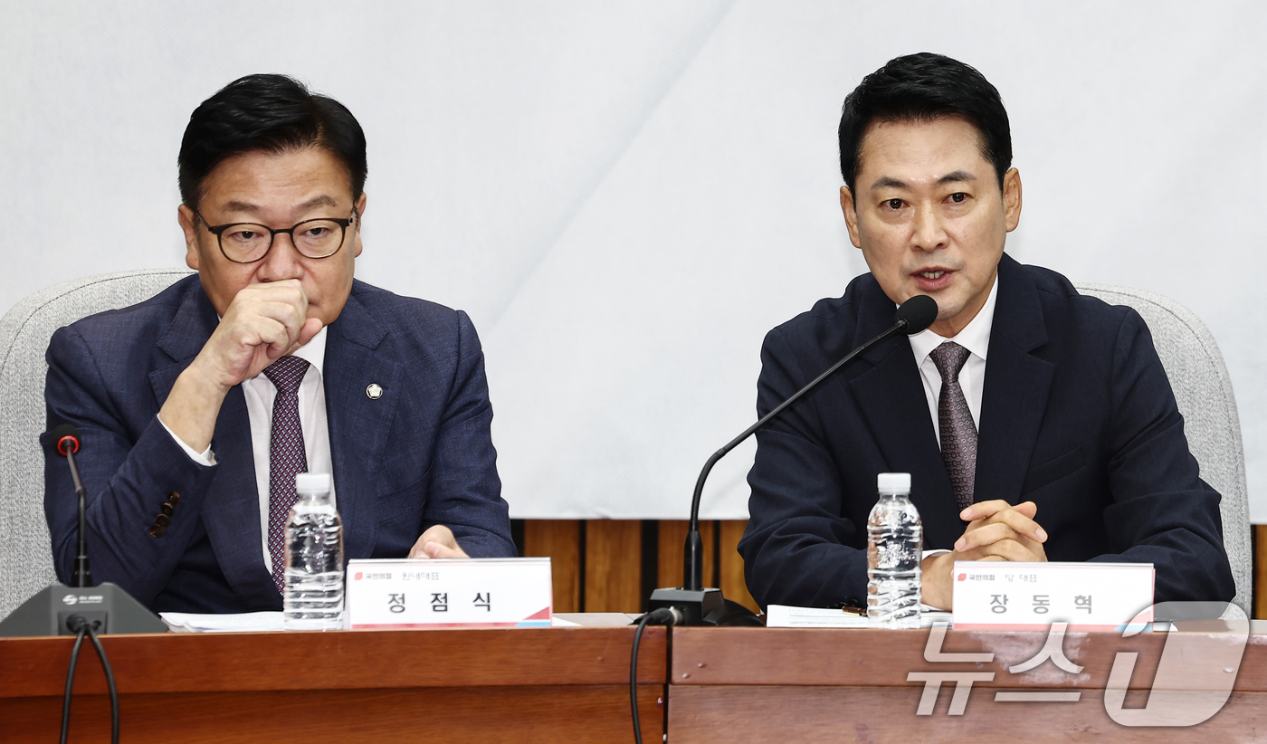 (서울=뉴스1) 김민지 기자 = 장동혁 국민의힘 대표가 21일 오전 서울 여의도 국회에서 열린 제9회 전국동시지방선거 투표용지 부족사태 등 국민참정권 침해 진상규명 및 선거관리 개 …