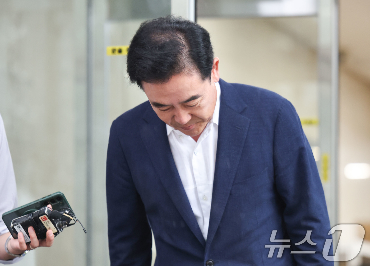 (과천=뉴스1) 이종수 기자 = 윤희근 전 경찰청장이 21일 오전 경기 과천시 김건희 특검팀 사무실에 ‘통일교 수사무마 의혹’과 관련한 2차 피의자 조사를 받기 위해 출석하며 취재 …