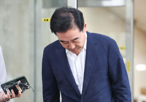 고개 숙이는 윤희근 전 경찰청장