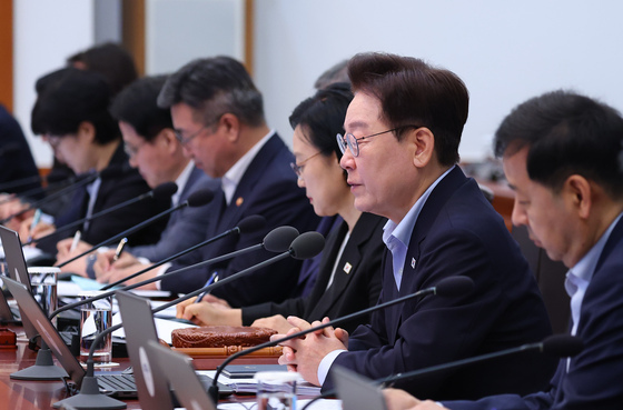 李대통령 "유가 급등에 최고가격제 다시 강화해야"…매점매석 선제대응 주문