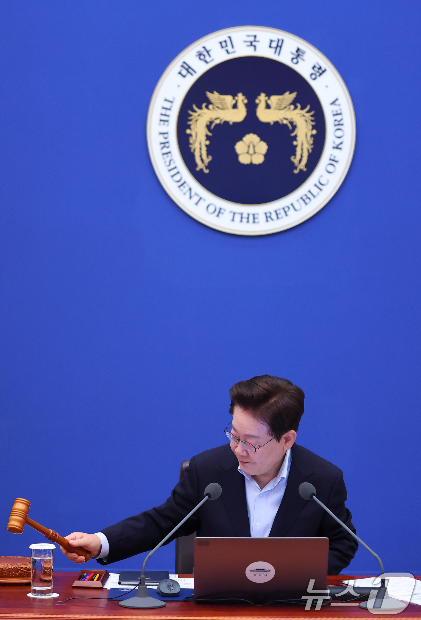 (서울=뉴스1) 허경 기자 = 이재명 대통령이 21일 청와대에서 열린 국무회의에서 의사봉을 두드리고 있다. 2026.7.21/뉴스1
