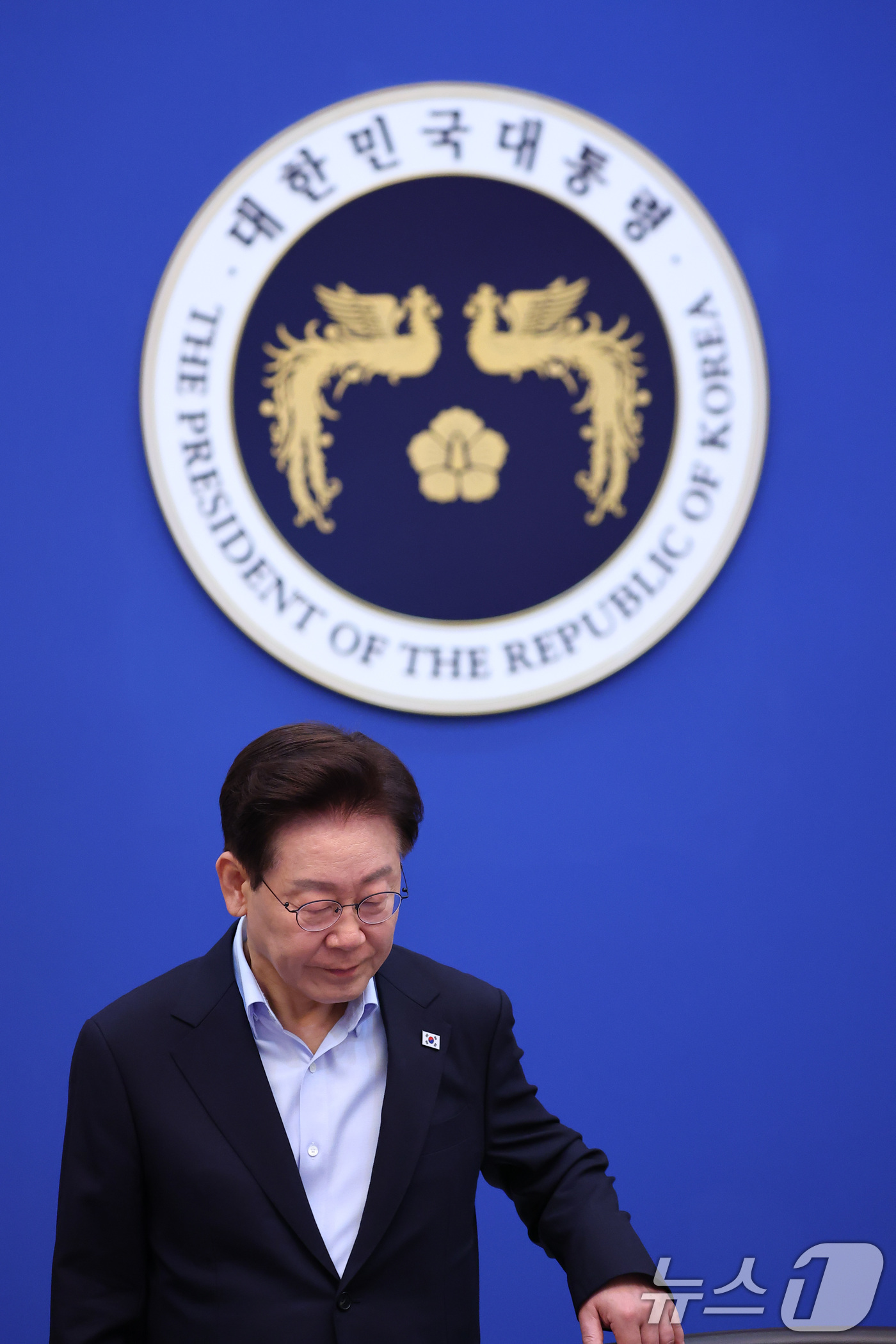 (서울=뉴스1) 허경 기자 = 이재명 대통령이 21일 청와대에서 열린 국무회의에 입장하고 있다. 2026.7.21/뉴스1