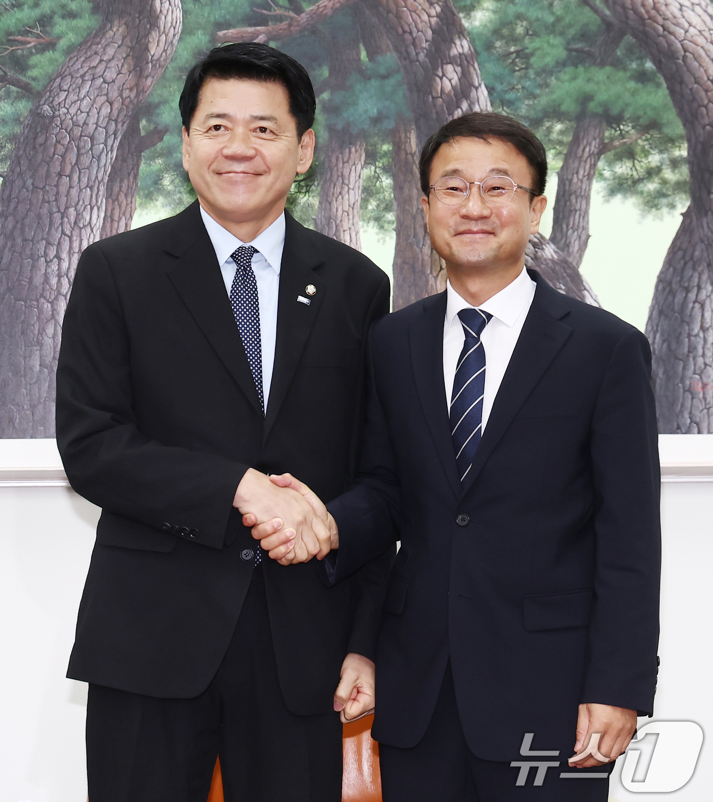 (서울=뉴스1) 김민지 기자 = 한병도 더불어민주당 당대표 직무대행 겸 원내대표(국회 운영위원장)와 김준형 조국혁신당 당대표 권한대행 겸 원내대표가 21일 오전 서울 여의도 국회에 …