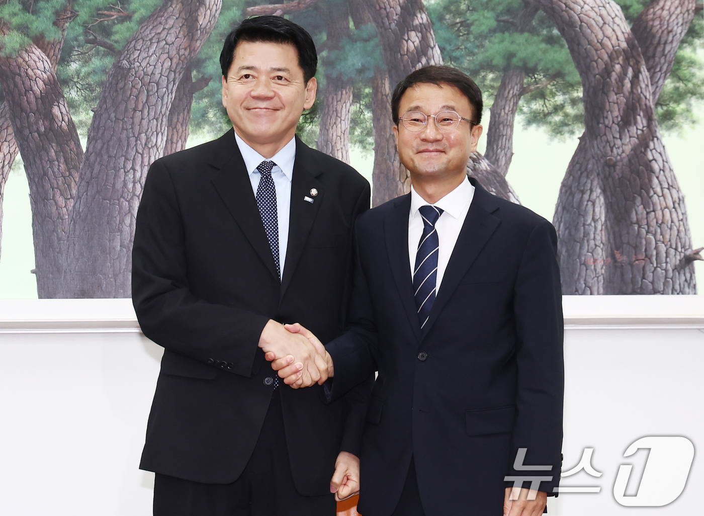 (서울=뉴스1) 김민지 기자 = 한병도 더불어민주당 당대표 직무대행 겸 원내대표(국회 운영위원장)와 김준형 조국혁신당 당대표 권한대행 겸 원내대표가 21일 오전 서울 여의도 국회에 …