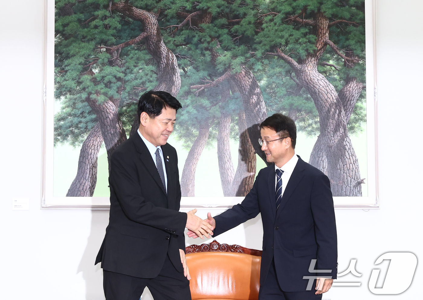 (서울=뉴스1) 김민지 기자 = 한병도 더불어민주당 당대표 직무대행 겸 원내대표(국회 운영위원장)와 김준형 조국혁신당 당대표 권한대행 겸 원내대표가 21일 오전 서울 여의도 국회에 …