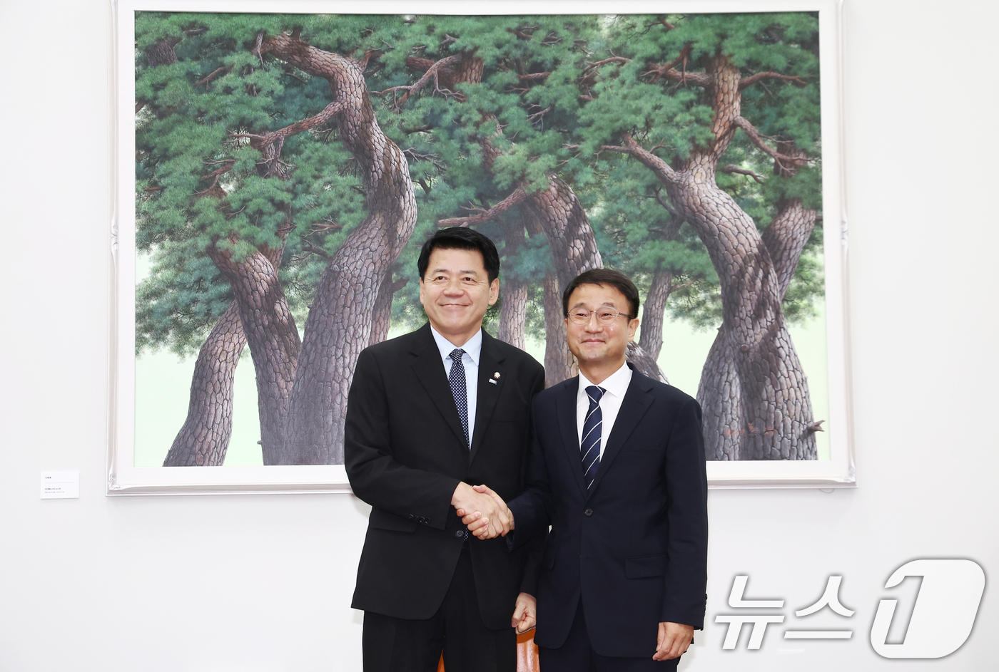 (서울=뉴스1) 김민지 기자 = 한병도 더불어민주당 당대표 직무대행 겸 원내대표(국회 운영위원장)와 김준형 조국혁신당 당대표 권한대행 겸 원내대표가 21일 오전 서울 여의도 국회에 …