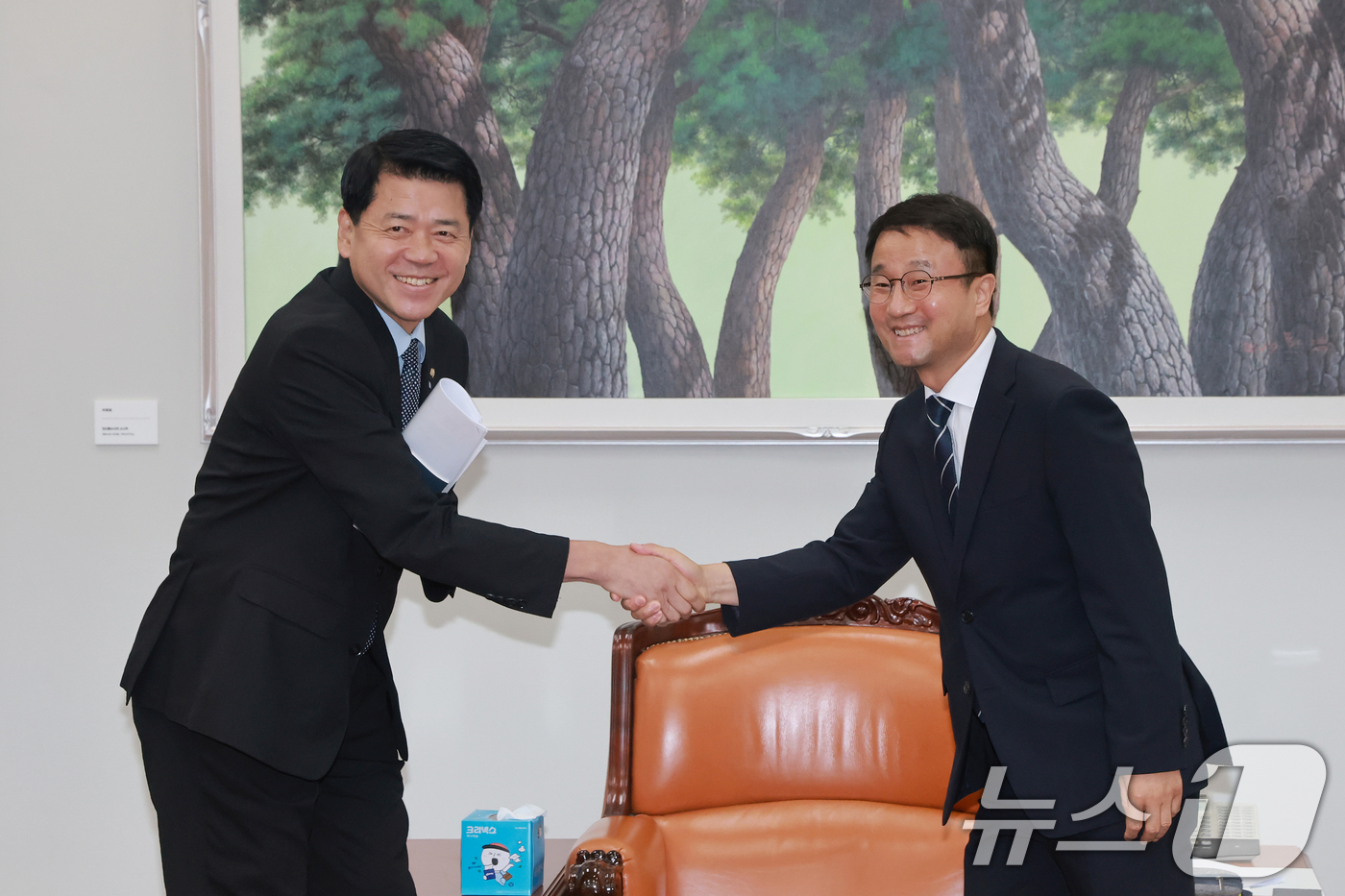 (서울=뉴스1) 김민지 기자 = 한병도 더불어민주당 당대표 직무대행 겸 원내대표(국회 운영위원장)와 김준형 조국혁신당 당대표 권한대행 겸 원내대표가 21일 오전 서울 여의도 국회에 …