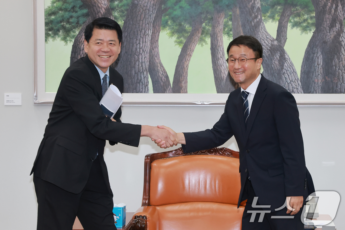 (서울=뉴스1) 김민지 기자 = 한병도 더불어민주당 당대표 직무대행 겸 원내대표(국회 운영위원장)와 김준형 조국혁신당 당대표 권한대행 겸 원내대표가 21일 오전 서울 여의도 국회에 …