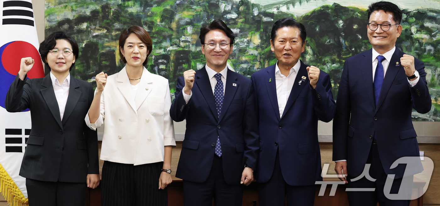 (서울=뉴스1) 오대일 기자 = 더불어민주당 당권에 도전하는 김보미(왼쪽부터)·고민정·김민석·정청래·송영길 후보가 21일 서울 중구 서울시의회에서 열린 당대표 후보자 초청 간담회에 …