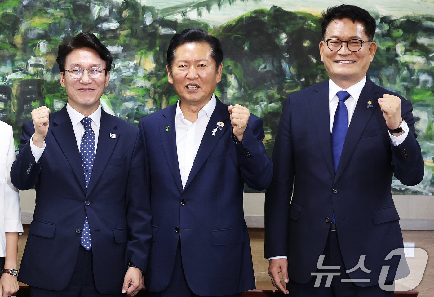 본문 이미지 - 더불어민주당 당권에 도전하는 김민석(왼쪽부터)·정청래·송영길 후보가 21일 서울 중구 서울시의회에서 열린 당대표 후보자 초청 간담회에 앞서 나란히 기념촬영을 하고 있다. 2026.7.21 ⓒ 뉴스1 오대일 기자