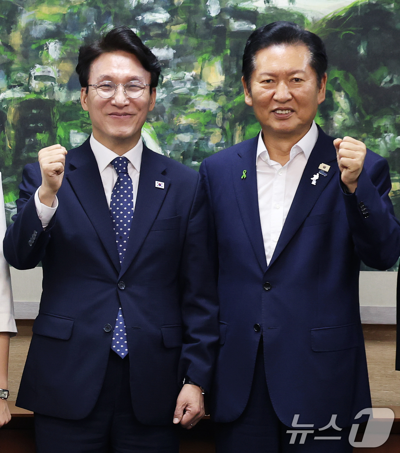 (서울=뉴스1) 오대일 기자 = 더불어민주당 당권에 도전하는 김민석, 정청래 후보가 21일 서울 중구 서울시의회에서 열린 당대표 후보자 초청 간담회에 앞서 나란히 기념촬영을 하고 …