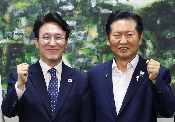 파이팅 포즈 취하는 김민석·정청래