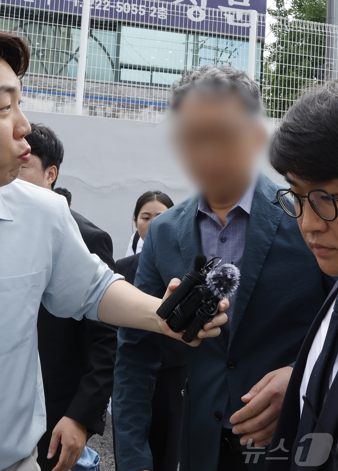 (광주=뉴스1) 김태성 기자 = 여고생 살해범 장윤기 사건의 초동 수사 축소·은폐 의혹을 받는 박 모 경정(광주 광산경찰서 전 형사과장)이 21일 오전 구속 전 피의자 심문(영장실 …