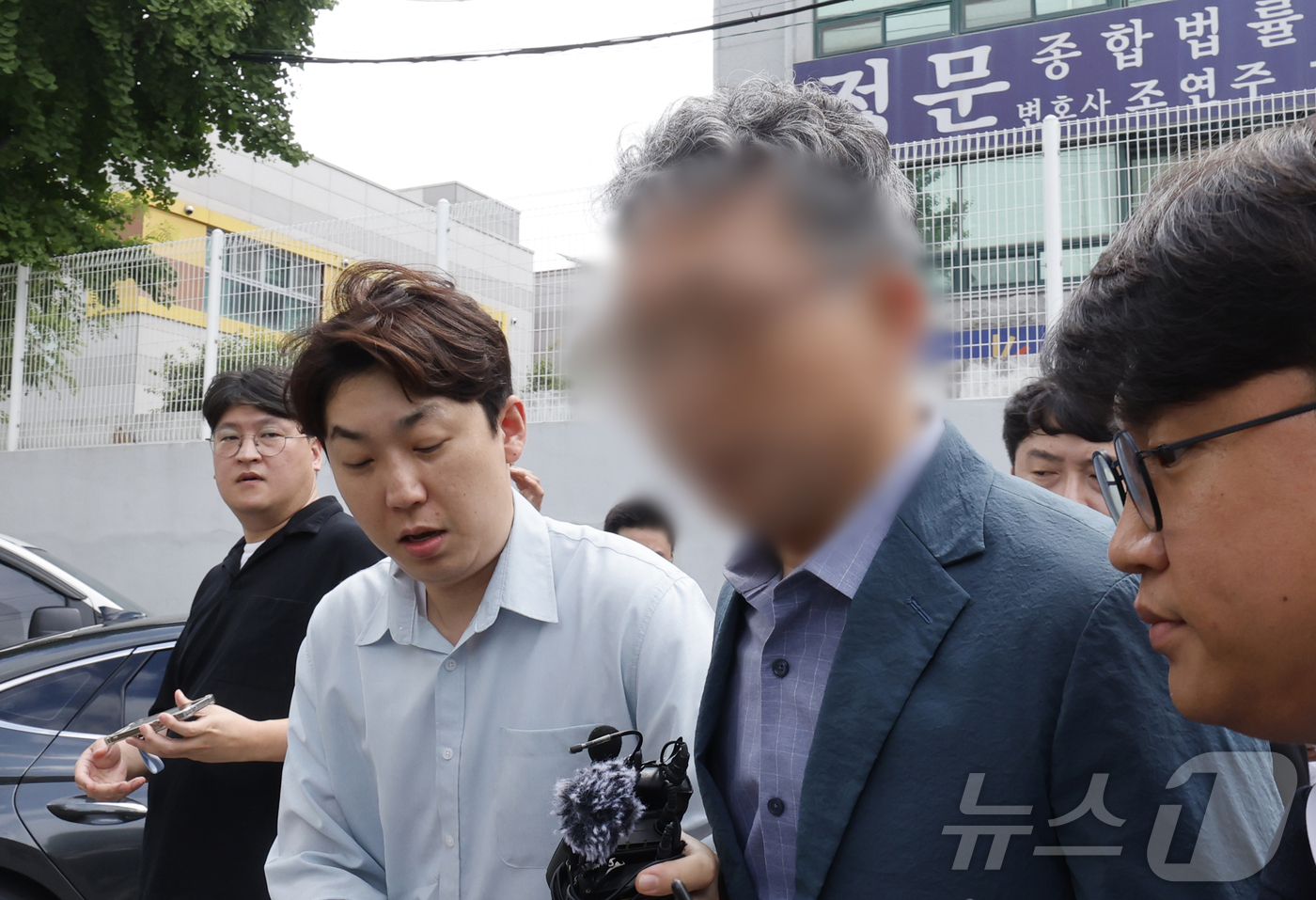 (광주=뉴스1) 김태성 기자 = 여고생 살해범 장윤기 사건의 초동 수사 축소·은폐 의혹을 받는 박 모 경정(광주 광산경찰서 전 형사과장)이 21일 오전 구속 전 피의자 심문(영장실 …