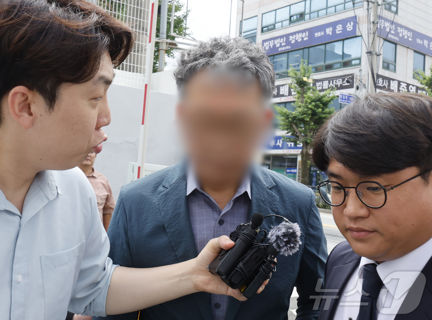 (광주=뉴스1) 김태성 기자 = 여고생 살해범 장윤기 사건의 초동 수사 축소·은폐 의혹을 받는 박 모 경정(광주 광산경찰서 전 형사과장)이 21일 오전 구속 전 피의자 심문(영장실 …