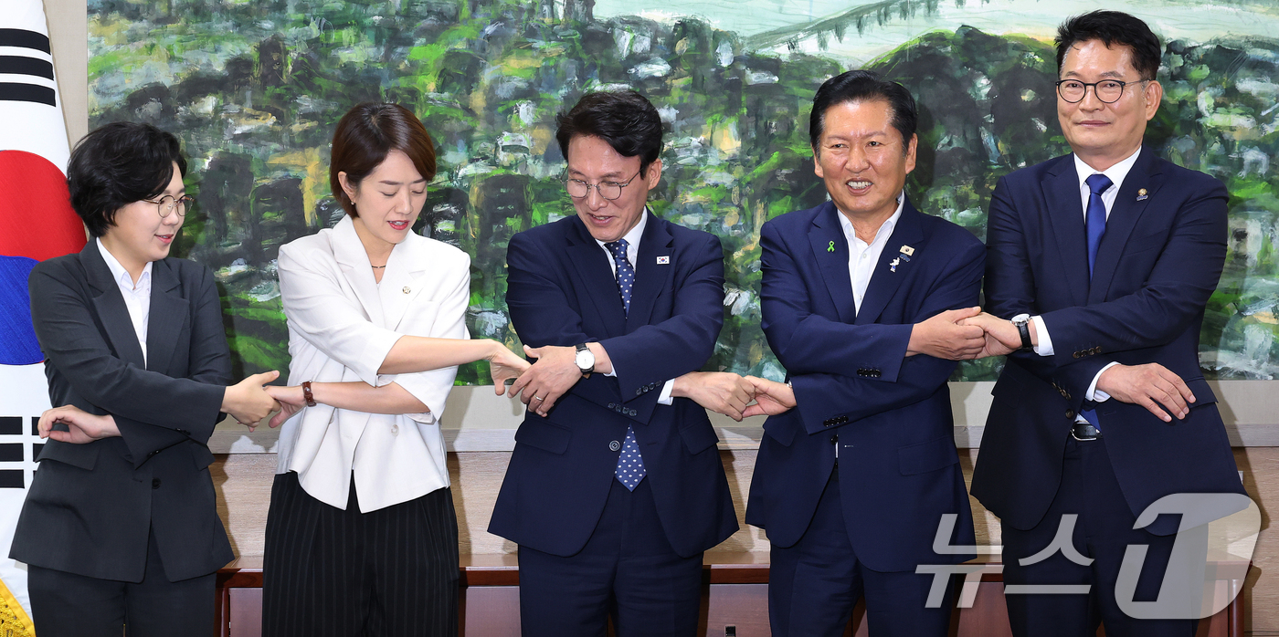 (서울=뉴스1) 오대일 기자 = 더불어민주당 당권에 도전하는 김보미(왼쪽부터)·고민정·김민석·정청래·송영길 후보가 21일 서울 중구 서울시의회에서 열린 당대표 후보자 초청 간담회에 …