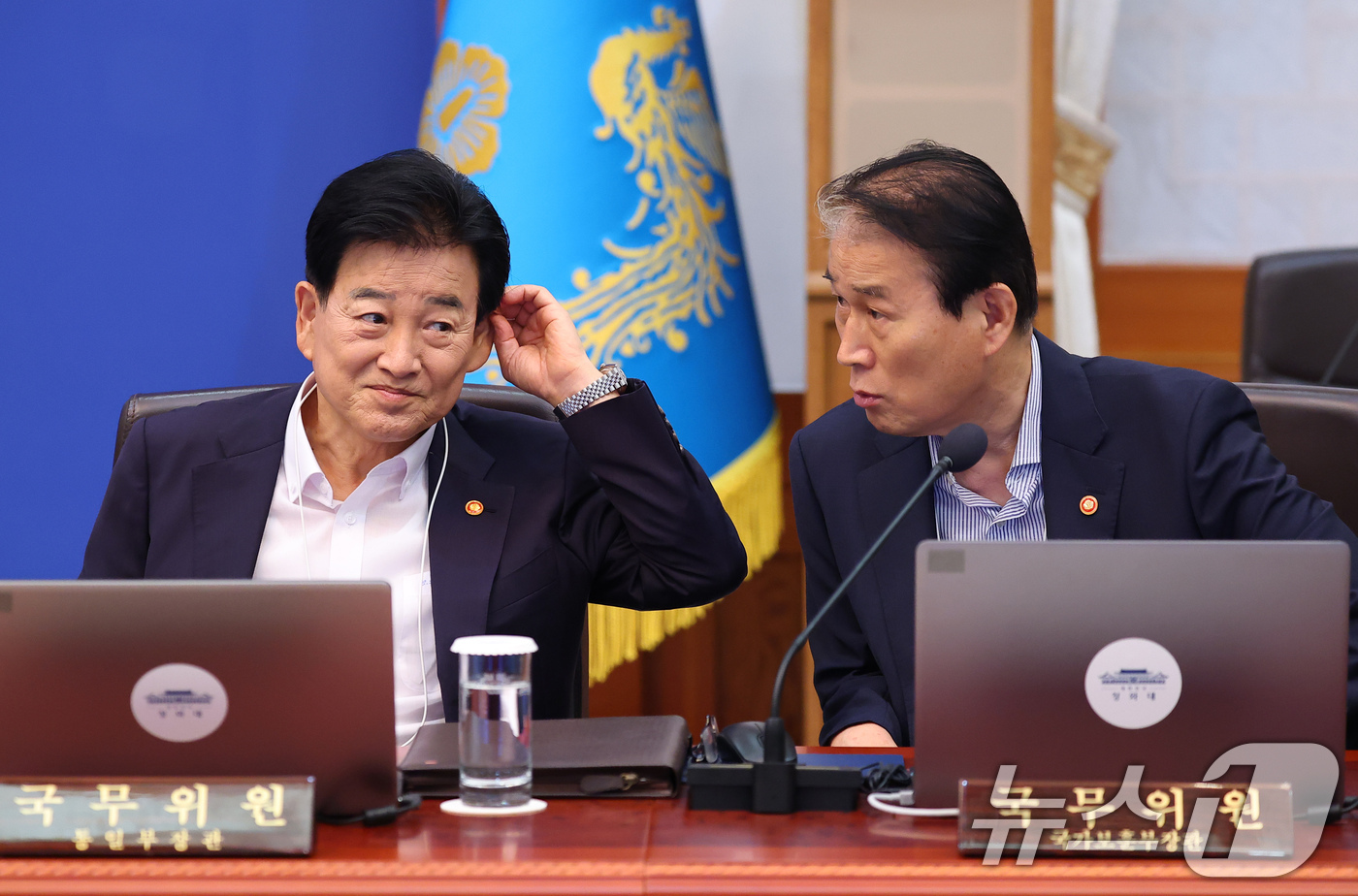 (서울=뉴스1) 허경 기자 = 정동영 통일부 장관과 권오을 국가보훈부 장관이 21일 청와대에서 열린 국무회의에서 대화를 하고 있다. 2026.7.21/뉴스1
