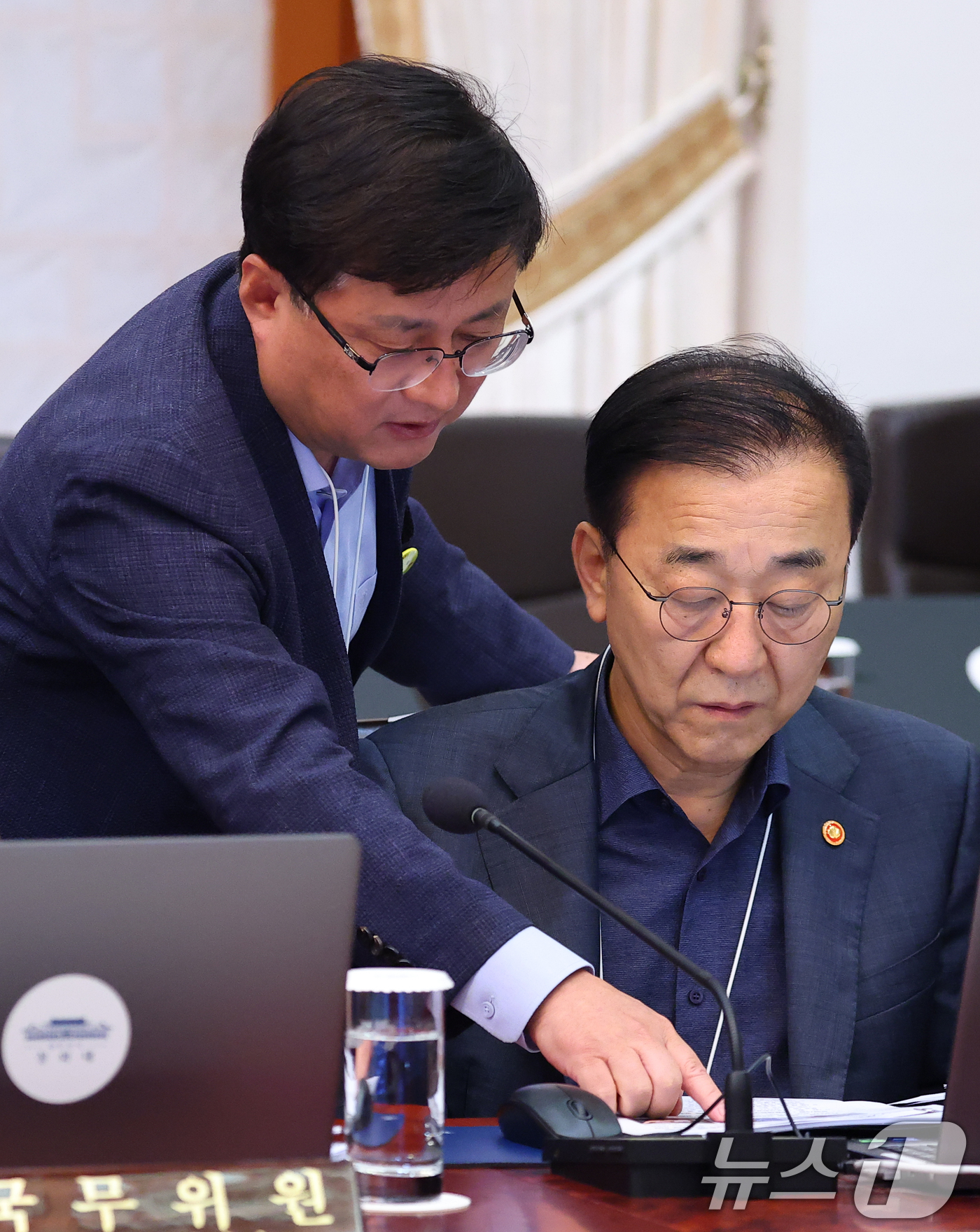 (서울=뉴스1) 허경 기자 = 김윤덕 국토교통부 장관과 김성환 기후에너지환경부 장관이 21일 청와대에서 열린 국무회의에서 대화를 하고 있다. 2026.7.21/뉴스1