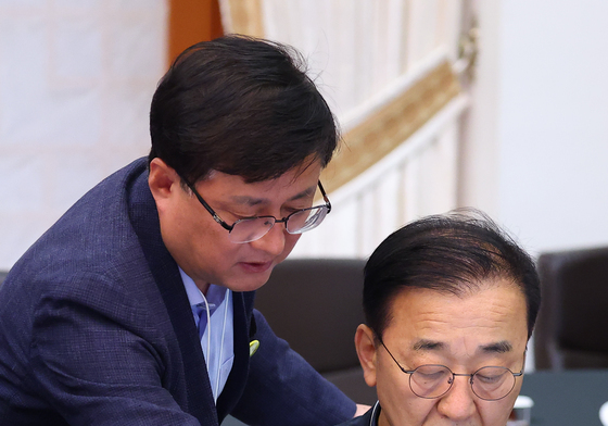 대화하는 김윤덕·김성환 장관