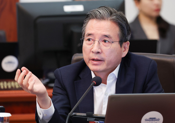 발언하는 김용범 정책실장