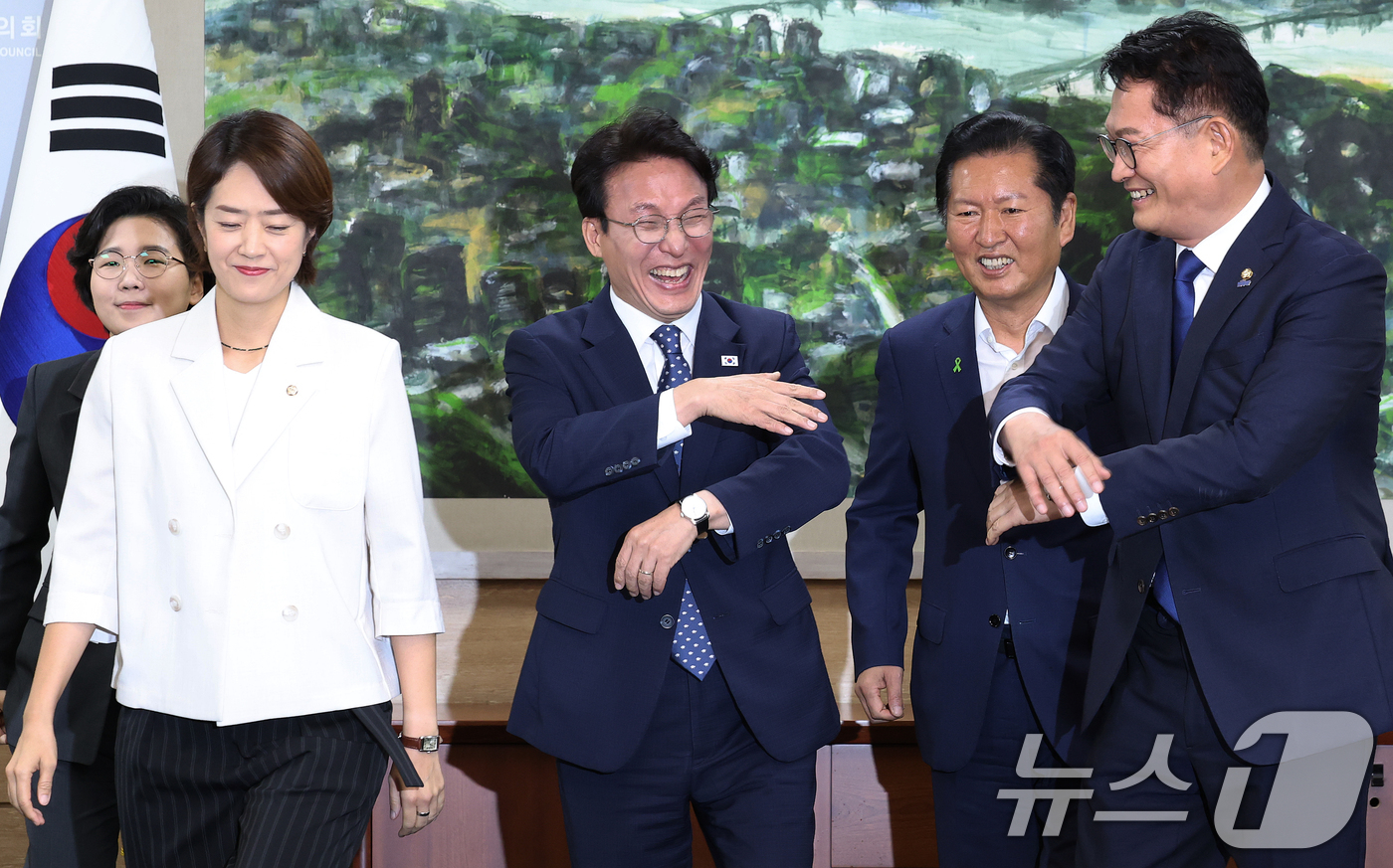 (서울=뉴스1) 오대일 기자 = 더불어민주당 당권에 도전하는 김보미(왼쪽부터)·고민정·김민석·정청래·송영길 후보가 21일 서울 중구 서울시의회에서 열린 당대표 후보자 초청 간담회에 …