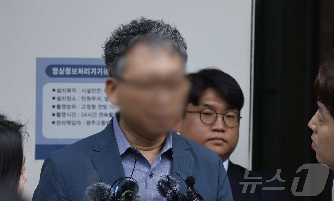 본문 이미지 - 여고생 살해범 장윤기 사건의 초동 수사 축소·은폐 의혹을 받는 박 모 경정(광주 광산경찰서 전 형사과장)이 21일 오전 구속 전 피의자 심문(영장실질심사)을 받기 위해 광주지방법원에 들어서기 전 취재진 질문에 답변하고 있다. 2026.7.21 ⓒ 뉴스1 김태성 기자