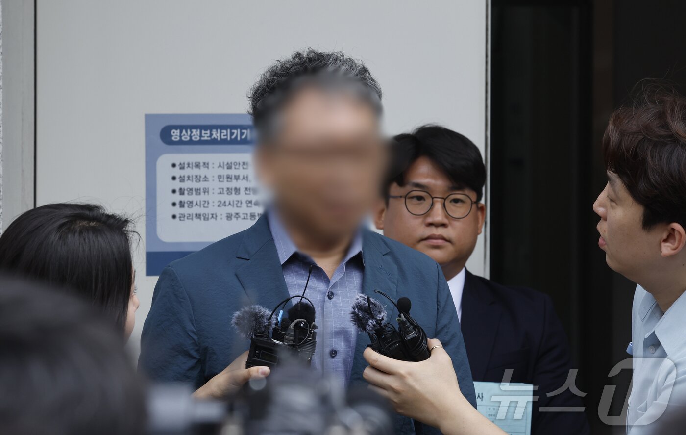 본문 이미지 - 여고생 살해범 장윤기 사건의 초동 수사 축소·은폐 의혹을 받는 박 모 경정(광주 광산경찰서 전 형사과장)이 21일 오전 구속 전 피의자 심문(영장실질심사)을 받기 위해 광주지방법원에 들어서기 전 취재진 질문에 답변하고 있다. 2026.7.21 ⓒ 뉴스1 김태성 기자