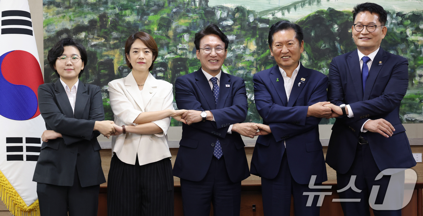 (서울=뉴스1) 오대일 기자 = 더불어민주당 당권에 도전하는 김보미(왼쪽부터)·고민정·김민석·정청래·송영길 후보가 21일 서울 중구 서울시의회에서 열린 당대표 후보자 초청 간담회에 …