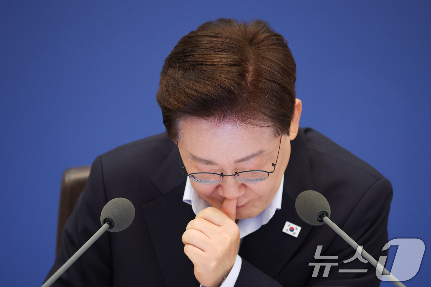 (서울=뉴스1) 허경 기자 = 이재명 대통령이 21일 청와대에서 열린 국무회의에서 자료를 살펴보고 있다. 2026.7.21/뉴스1