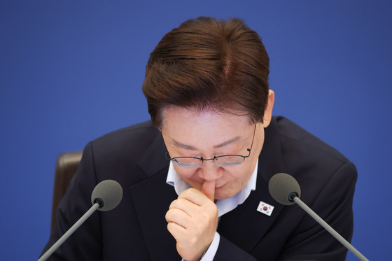 자료 살펴보는 이재명 대통령