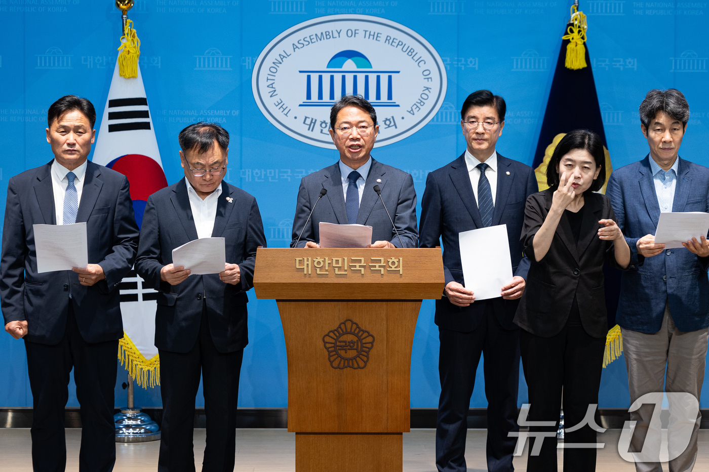 (서울=뉴스1) 유승관 기자 = 국회 법제사법위원회, 행정안전위원회 더불어민주당 위원들이 21일 서울 여의도 국회 소통관에서 최영중 전 국민의힘 청주시의원 통신영장 기각 관련 검찰 …