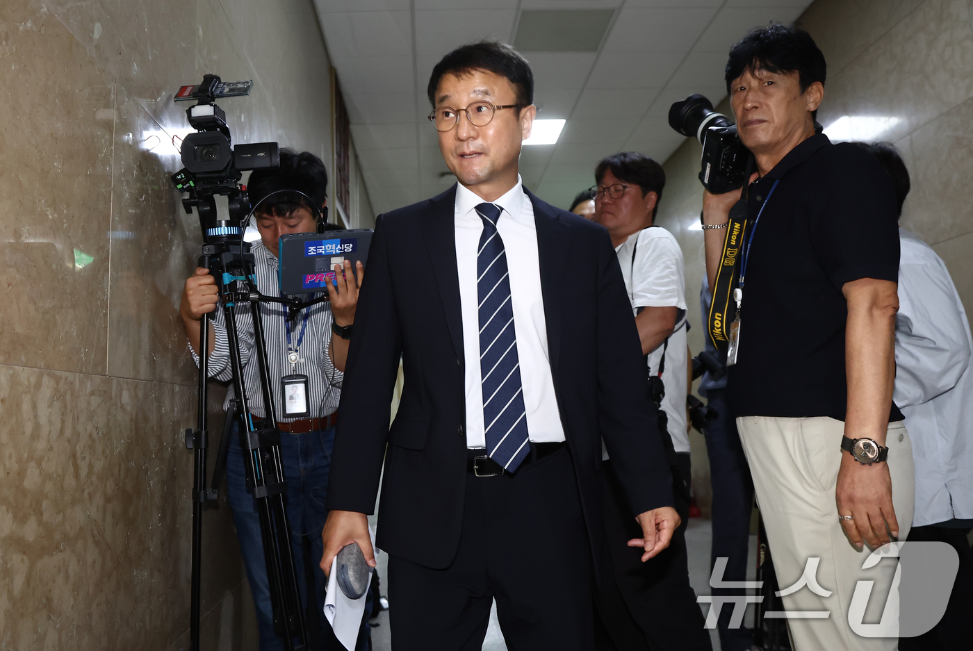 (서울=뉴스1) 김민지 기자 = 한병도 더불어민주당 당대표 직무대행 겸 원내대표(국회 운영위원장)가 21일 오전 서울 여의도 국회에서 '윤석열·김건희에 의한 내란·외환 및 국정농단 …