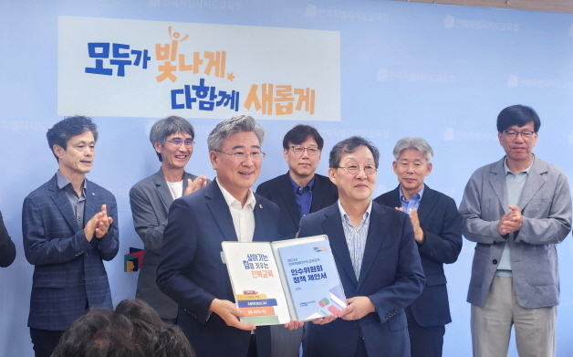전북교육감직인수위 정책 제안서 전달…천호성 "실행에 최선"