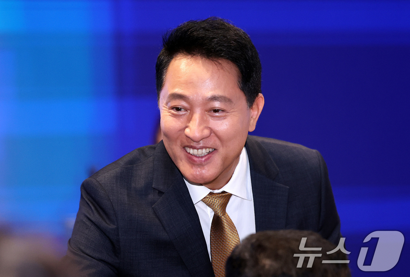 (서울=뉴스1) 박지혜 기자 = 오세훈 서울시장이 21일 서울 중구 서울시청 지하 서울갤러리(내친구서울관) 브리핑룸에서 열린 '여의도공원 재조성 설계공모 시상식'에서 참석자들과 인 …