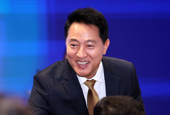 참석자들과 인사 나누는 오세훈 서울시장