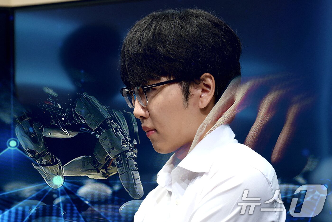 본문 이미지 - 바둑 세계 랭킹 1위 신진서 9단이 21일 오전 서울 중구 한국경제TV 스튜디오에서 열린 ‘쎈수학·한경 기신전’ 제3국에서 인공지능(AI) ‘카타고(KataGo)’와 대국을 펼치고 있다.(다중노출 촬영) 2026.7.21 ⓒ 뉴스1 이광호 기자