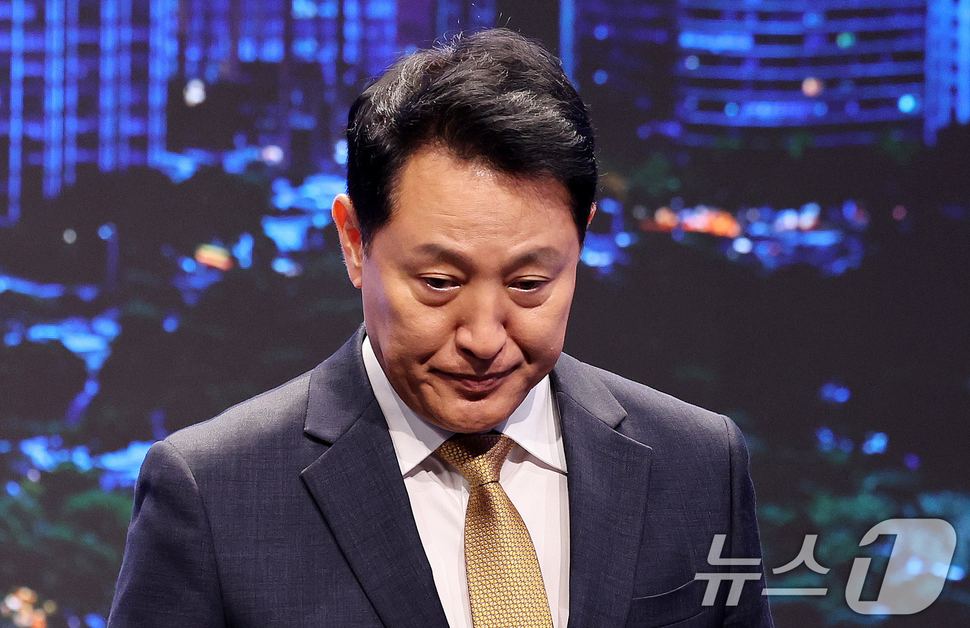 (서울=뉴스1) 박지혜 기자 = 오세훈 서울시장이 21일 서울 중구 서울시청 지하 서울갤러리(내친구서울관) 브리핑룸에서 열린 '여의도공원 재조성 설계공모 시상식'에 참석하고 있다. …