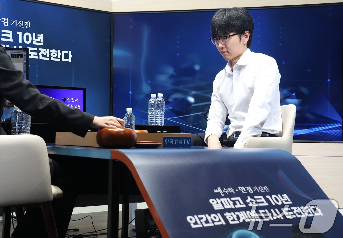 본문 이미지 - 바둑 세계 랭킹 1위 신진서 9단이 21일 오전 서울 중구 한국경제TV 스튜디오에서 열린 ‘쎈수학·한경 기신전’ 제3국에서 인공지능(AI) ‘카타고(KataGo)’와 대국을 펼치고 있다. 2026.7.21 ⓒ 뉴스1 이광호 기자