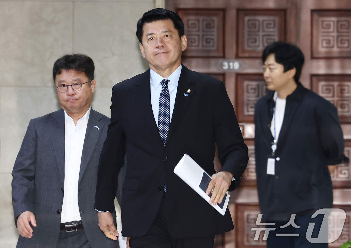 (서울=뉴스1) 김민지 기자 = 김준형 조국혁신당 당대표 권한대행 겸 원내대표가 21일 오전 서울 여의도 국회에서 전날 시작된 '윤석열·김건희에 의한 내란·외환 및 국정농단 행위의 …