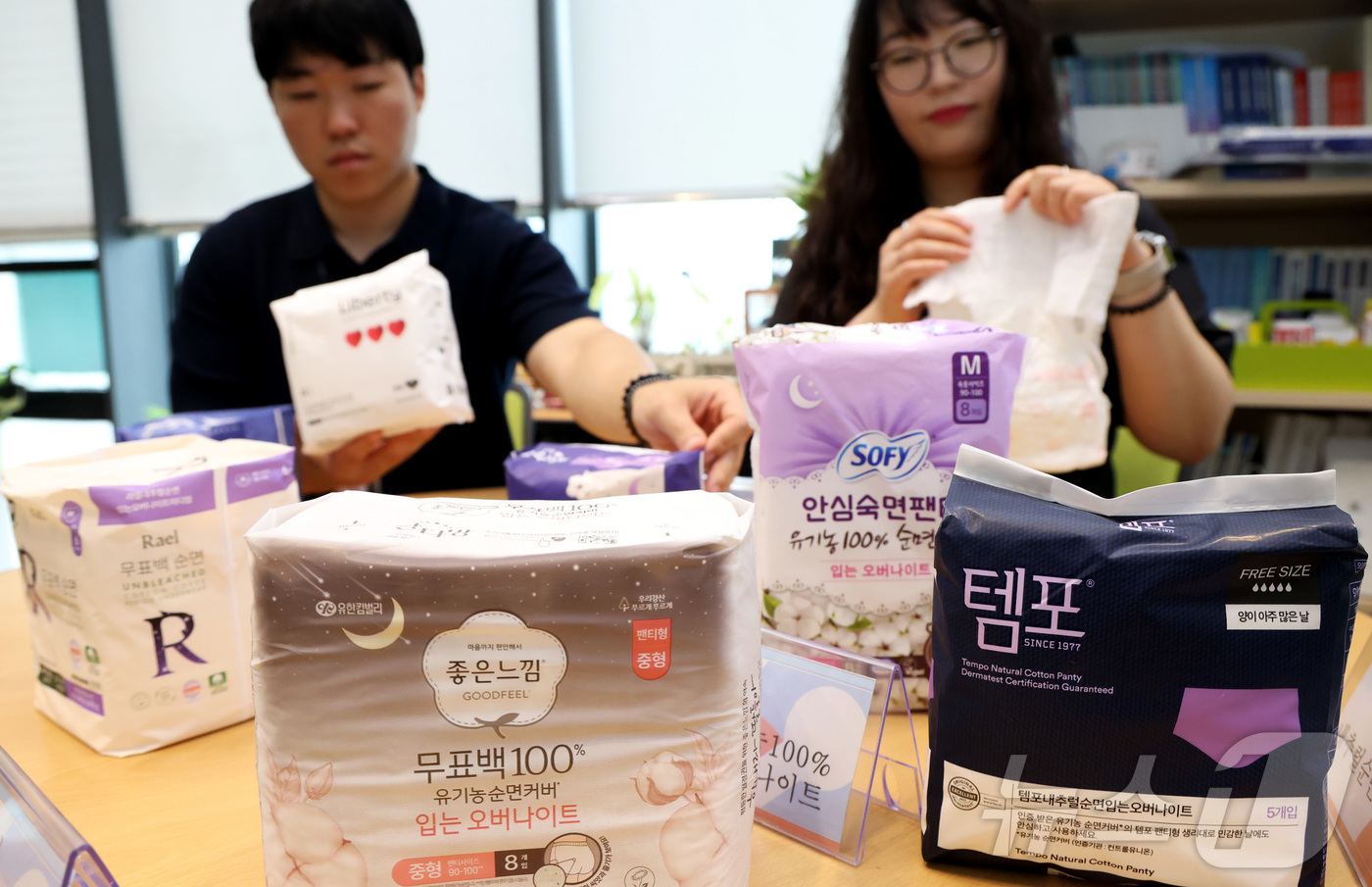 (세종=뉴스1) 김기남 기자 = 한국소비자원 관계자들이 21일 세종시 정부세종청사에서 일회용 팬티형 생리대 7종을 대상으로 실시한 흡수성능, 소비자 실사용 평가에 따른 착용감, 기 …