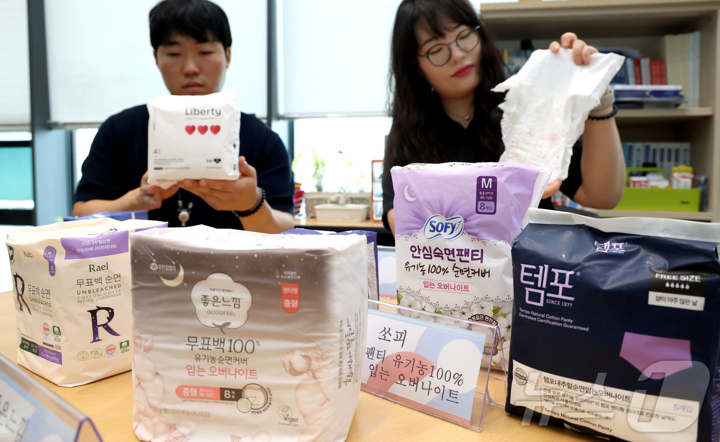 (세종=뉴스1) 김기남 기자 = 한국소비자원 관계자들이 21일 세종시 정부세종청사에서 일회용 팬티형 생리대 7종을 대상으로 실시한 흡수성능, 소비자 실사용 평가에 따른 착용감, 기 …