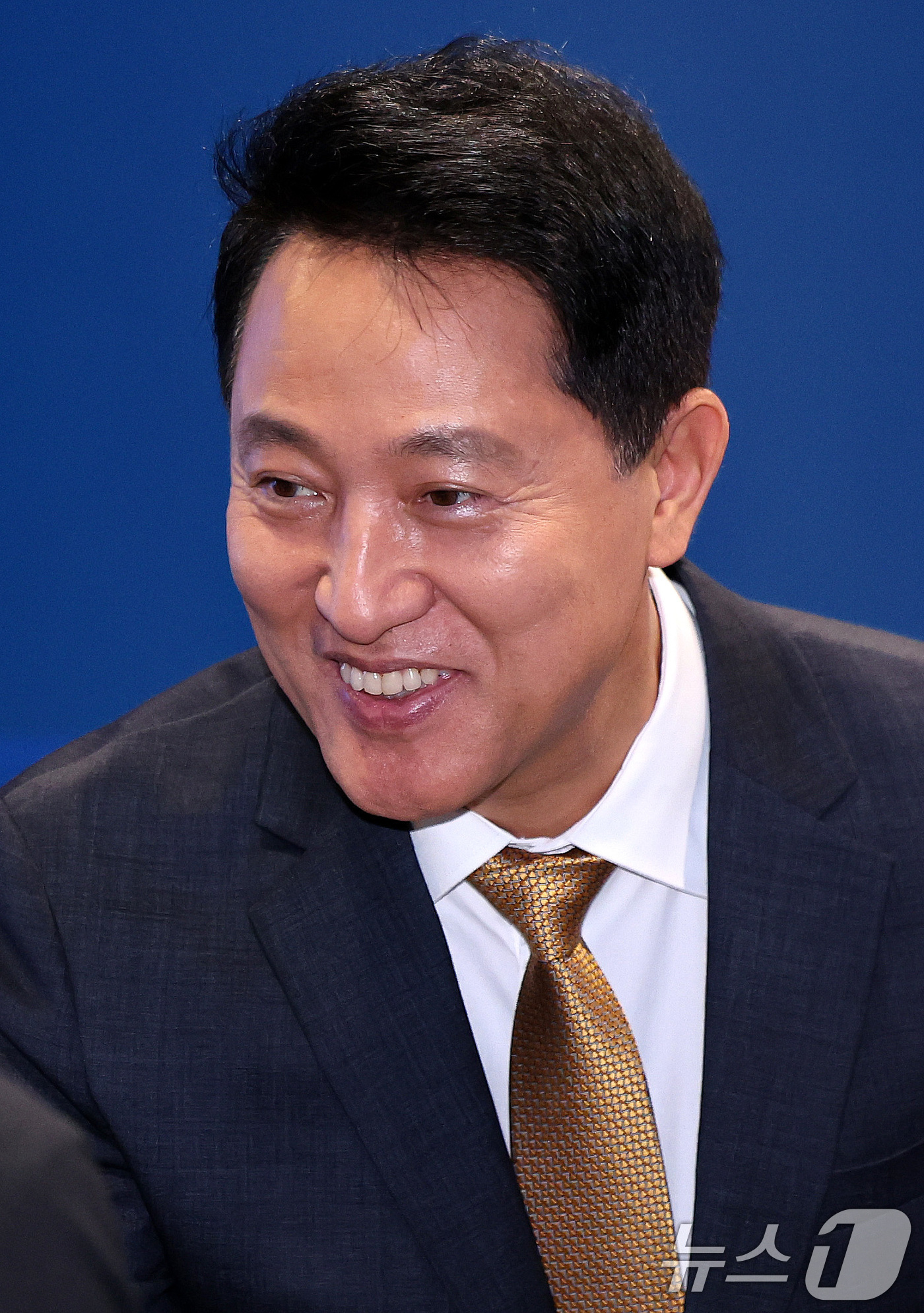 (서울=뉴스1) 박지혜 기자 = 오세훈 서울시장이 21일 서울 중구 서울시청 지하 서울갤러리(내친구서울관) 브리핑룸에서 열린 '여의도공원 재조성 설계공모 시상식'에서 참석자들과 인 …