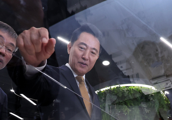 여의도공원 재조성 조경모형 살펴보는 오세훈