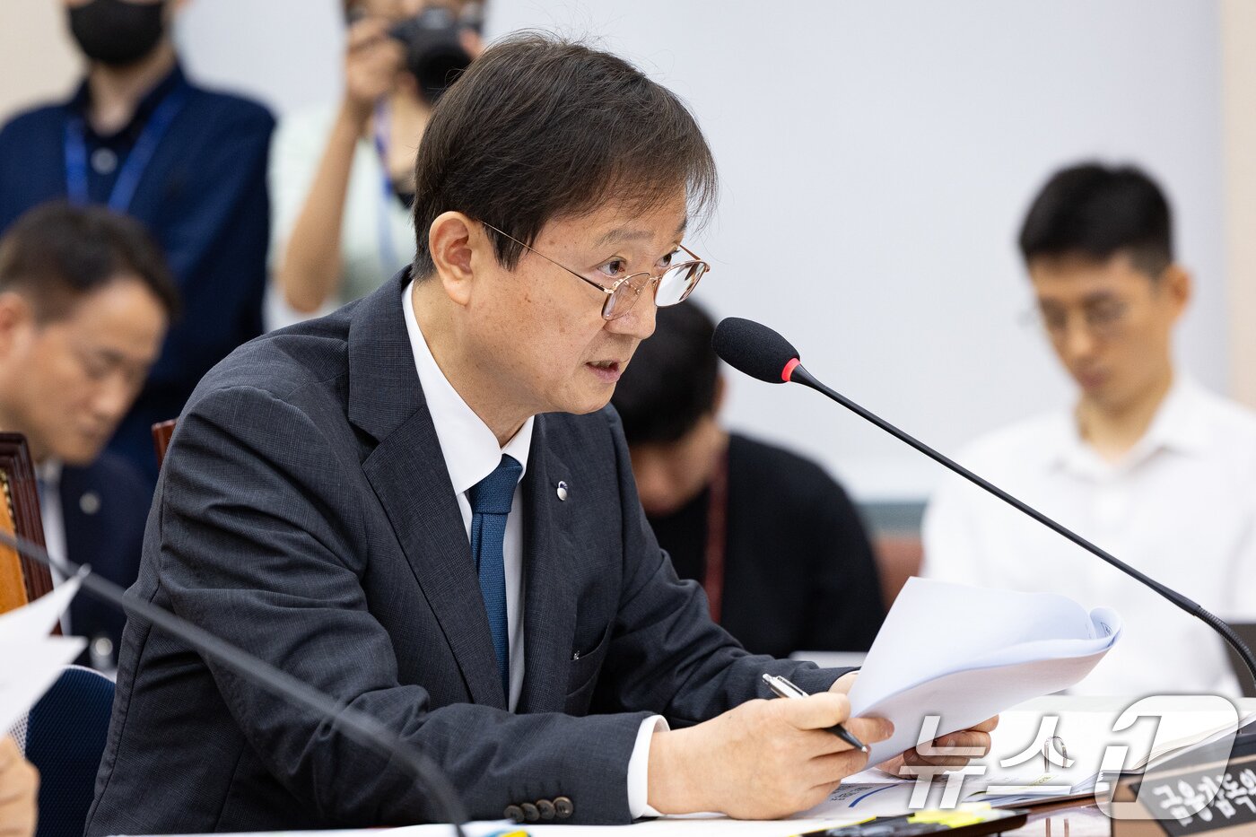 본문 이미지 - 이찬진 금융감독원장이 21일 서울 여의도 국회에서 열린 홈플러스 회생 관련 정무위원회 간담회에 출석해 홈플러스 기업회생 및 관련 검사·감리·조사 등 현황 보고를 하고 있다. 2026.7.21 ⓒ 뉴스1 유승관 기자