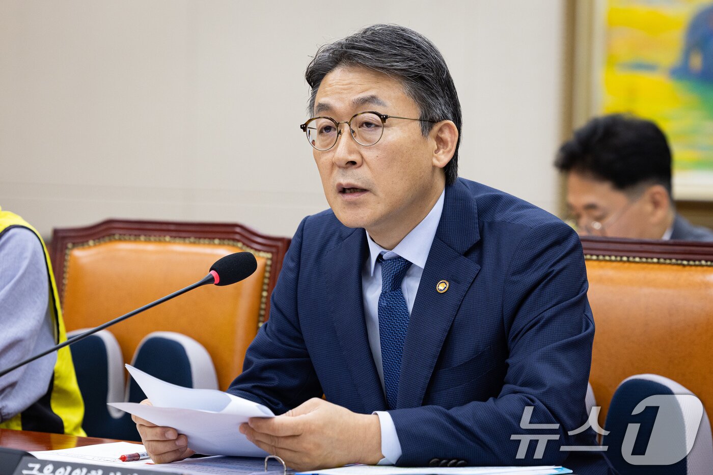 본문 이미지 - 권대영 금융위원회 부위원장이 지난 21일 서울 여의도 국회에서 열린 홈플러스 회생 관련 정무위원회 간담회에 출석해 홈플러스 회생 절차 보고를 하고 있다. 2026.7.21 ⓒ 뉴스1 유승관 기자