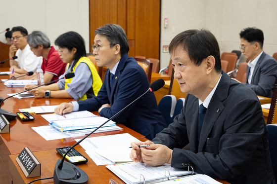 홈플러스 회생 관련 간담회 답변하는 이찬진 금감원장