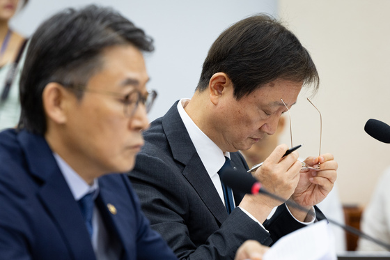 안경 쓰는 이찬진 금융감독원장