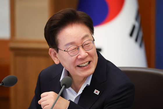 미소 짓는 이재명 대통령